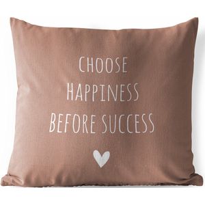 Tuinkussen - Engelse quote ""Choose happiness before succes"" met een hartje op een bruine achtergrond - 40x40 cm - Weerbestendig