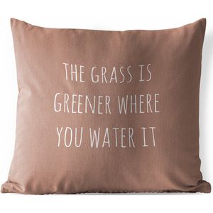 Tuinkussen - Engelse quote ""The grass is greener where you water it"" op een bruine achtergrond - 40x40 cm - Weerbestendig