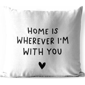 Tuinkussen - Engelse quote ""Home is wherever i'm with you"" met een hartje tegen een witte achtergrond - 40x40 cm - Weerbestendig