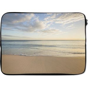 Laptophoes 14 inch - Strand - Water - Wolken - Laptop sleeve - Binnenmaat 34x23,5 cm - Zwarte achterkant