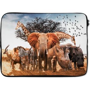 Laptophoes 13 inch - Dieren - Giraffe - Olifant - Laptop sleeve - Binnenmaat 32x22,5 cm - Zwarte achterkant