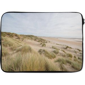 Laptophoes 13 inch - Duinen - Strand - Engeland - Laptop sleeve - Binnenmaat 32x22,5 cm - Zwarte achterkant