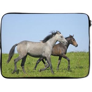 Laptophoes 14 inch 36x26 cm - Paarden - Macbook & Laptop sleeve Bruin en grijs paard rennen door een grasveld - Laptop hoes met foto