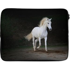 Laptophoes 17 inch 41x32 cm - Paarden - Macbook & Laptop sleeve Wit paard in een donkere omgeving - Laptop hoes met foto