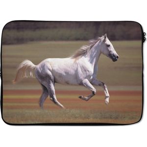 Laptophoes 14 inch 36x26 cm - Paarden - Macbook & Laptop sleeve Vrolijk wit paard rent in grasveld - Laptop hoes met foto