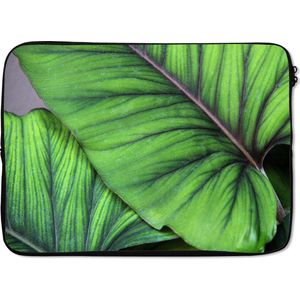 Laptophoes 13 inch - Foto van grote tropische botanische bladeren - Laptop sleeve - Binnenmaat 32x22,5 cm - Zwarte achterkant