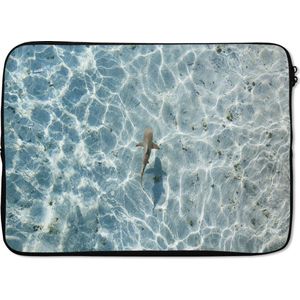 Laptophoes 14 inch 36x26 cm - Haaien - Macbook & Laptop sleeve Haai in ondiep water - Laptop hoes met foto