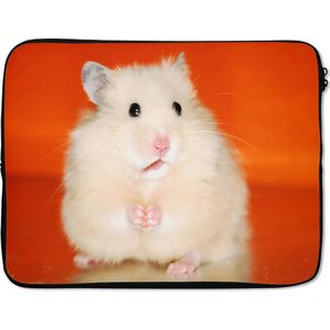 Laptophoes 15 inch 38x29 cm - Hamsters - Macbook & Laptop sleeve Witte hamster op oranje achtergrond - Laptop hoes met foto