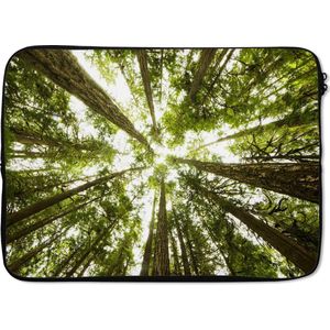 Laptophoes 14 inch - Hoge groene bomen in jungle - Laptop sleeve - Binnenmaat 34x23,5 cm - Zwarte achterkant