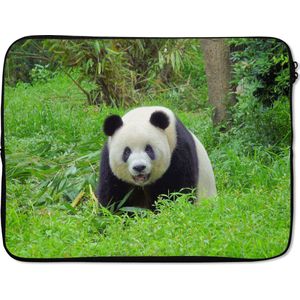 Laptophoes 15 inch 38x29 cm - Panda - Macbook & Laptop sleeve Grote panda in het gras - Laptop hoes met foto