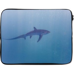 Laptophoes 15.6 inch - Alopias haai - Laptop sleeve - Binnenmaat 39,5x29,5 cm - Zwarte achterkant