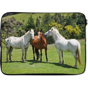 Laptophoes 13 inch 34x24 cm - Paarden - Macbook & Laptop sleeve Drie paarden op een frisgroen grasveld - Laptop hoes met foto