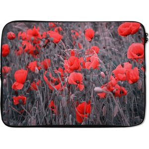 Laptophoes 14 inch - Rode Klaprozen in een zwart wit afbeelding - Laptop sleeve - Binnenmaat 34x23,5 cm - Zwarte achterkant