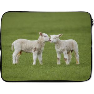 Laptophoes 17 inch 41x32 cm - Schaap - Macbook & Laptop sleeve Lammeren begroeten elkaar - Laptop hoes met foto