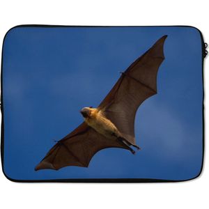 Laptophoes 17 inch 41x32 cm - Vleermuis - Macbook & Laptop sleeve Grote vleermuis in vlucht - Laptop hoes met foto
