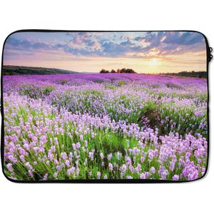 Laptophoes 14 inch 36x26 cm - Bloemenvelden - Macbook & Laptop sleeve Paarse bloemenzee - Laptop hoes met foto