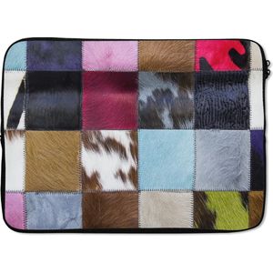 Laptophoes 14 inch - Een kleurrijk en geruit tapijt met onder andere een koeienhuid - Laptop sleeve - Binnenmaat 34x23,5 cm - Zwarte achterkant
