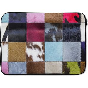 Laptophoes 13 inch - Een kleurrijk en geruit tapijt met onder andere een koeienhuid - Laptop sleeve - Binnenmaat 32x22,5 cm - Zwarte achterkant