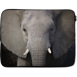 Laptophoes 17 inch 41x32 cm - Olifant - Macbook & Laptop sleeve Close-up van een olifant - Laptop hoes met foto