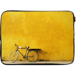 Laptophoes 13 inch - Een fiets op een gele achtergrond - Laptop sleeve - Binnenmaat 32x22,5 cm - Zwarte achterkant