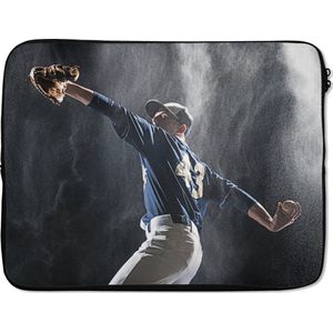 Laptophoes 15.6 inch - Sportieve honkbalspeler die in de regen werpt - Laptop sleeve - Binnenmaat 39,5x29,5 cm - Zwarte achterkant