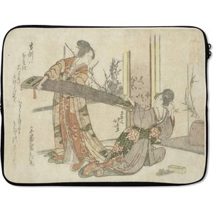Laptophoes 15.6 inch - Twee vrouwen met een koto - Schilderij van Katsushika Hokusai - Laptop sleeve - Binnenmaat 39,5x29,5 cm - Zwarte achterkant