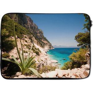 Laptophoes 13 inch 34x24 cm - Sardinië - Macbook & Laptop sleeve Het uitzicht over rotsachtige kustlijn vanaf Punta Goloritzé - Laptop hoes met foto