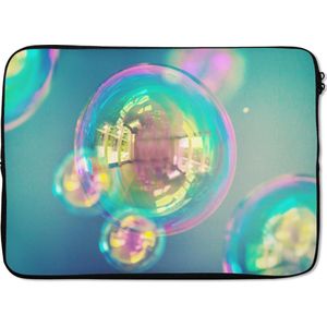 Laptophoes 13 inch 34x24 cm - Bubbels - Macbook & Laptop sleeve Grote gekleurde zeepbel - Laptop hoes met foto