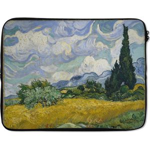 Laptophoes 17 inch 41x32 cm - Vincent van Gogh - Macbook & Laptop sleeve Korenveld met cipressen - Schilderij van Vincent van Gogh - Laptop hoes met foto