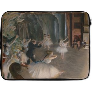 Laptophoes 17 inch - The Rehearsal of the Ballet on Stage - Schilderij van Edgar Degas - Laptop sleeve - Binnenmaat 42,5x30 cm - Zwarte achterkant