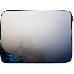 Laptophoes 13 inch 34x24 cm - Mist - Macbook & Laptop sleeve Een reiziger in de mist - Laptop hoes met foto