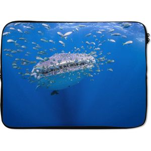 Laptophoes 13 inch 34x24 cm - Walvishaai - Macbook & Laptop sleeve Een walvishaai met kleine vissen - Laptop hoes met foto