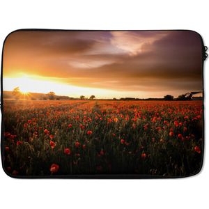 Laptophoes 14 inch - Zonsondergang over de Klaprozen in Engeland - Laptop sleeve - Binnenmaat 34x23,5 cm - Zwarte achterkant