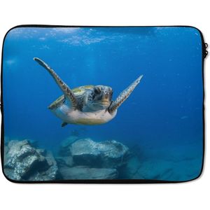 Laptophoes 17 inch - Een zwemmende groene schildpad in het blauwe water - Laptop sleeve - Binnenmaat 42,5x30 cm - Zwarte achterkant