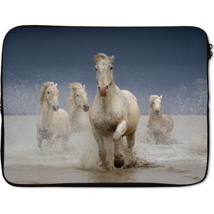 Laptophoes 17 inch 41x32 cm - Paard - Macbook & Laptop sleeve Vier witte paarden lopen door het water in Frankrijk - Laptop hoes met foto