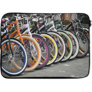 Laptophoes 14 inch - Meerdere kleurrijke fietsen - Laptop sleeve - Binnenmaat 34x23,5 cm - Zwarte achterkant