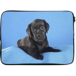 Laptophoes 13 inch - Labrador puppy op blauwe deken - Laptop sleeve - Binnenmaat 32x22,5 cm - Zwarte achterkant