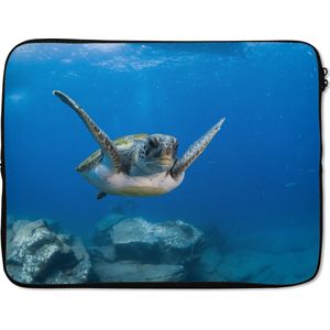 Laptophoes 15.6 inch - Een zwemmende groene schildpad in het blauwe water - Laptop sleeve - Binnenmaat 39,5x29,5 cm - Zwarte achterkant
