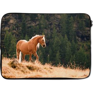 Laptophoes 14 inch - Haflinger paard in het gele gras - Laptop sleeve - Binnenmaat 34x23,5 cm - Zwarte achterkant