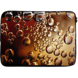 Laptophoes 14 inch - Een close-up van luchtbellen in een cola fles - Laptop sleeve - Binnenmaat 34x23,5 cm - Zwarte achterkant