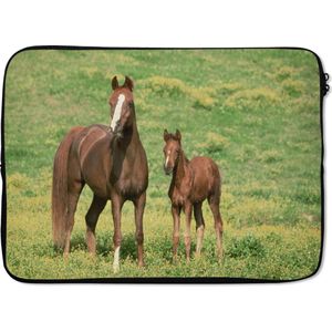 Laptophoes 13 inch 34x24 cm - Paarden - Macbook & Laptop sleeve Bruin paard met veulen - Laptop hoes met foto