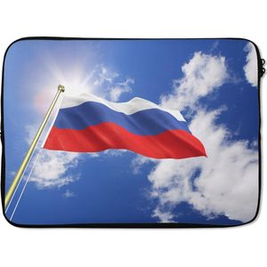 Laptophoes 13 inch 34x24 cm - Vlaggen - Macbook & Laptop sleeve De vlag van Rusland wappert in de lucht - Laptop hoes met foto