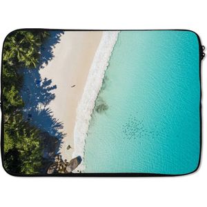 Laptophoes 14 inch 36x26 cm - Tropisch strand - Macbook & Laptop sleeve Strand met helderblauwwater - Laptop hoes met foto