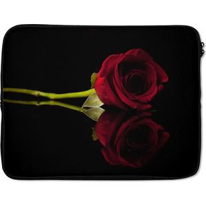 Laptophoes 14 inch 36x26 cm - Rode Rozen - Macbook & Laptop sleeve Rode rozen reflecteren van de bodem - Laptop hoes met foto