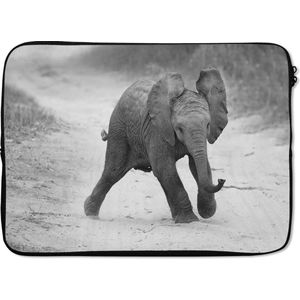 Laptophoes 14 inch 36x26 cm - Olifanten - Macbook & Laptop sleeve Baby olifant die in het zand loopt in zwart-wit - Laptop hoes met foto
