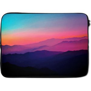 Laptophoes 13 inch - Kleurrijke mist over het gebergte - Laptop sleeve - Binnenmaat 32x22,5 cm - Zwarte achterkant