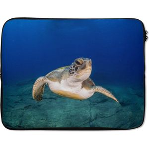 Laptophoes 15.6 inch - Een groene schildpad in het water - Laptop sleeve - Binnenmaat 39,5x29,5 cm - Zwarte achterkant