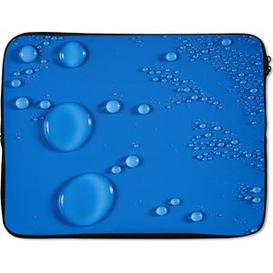 Laptophoes 15.6 inch - Druppels op een felblauwe achtergrond - Laptop sleeve - Binnenmaat 39,5x29,5 cm - Zwarte achterkant