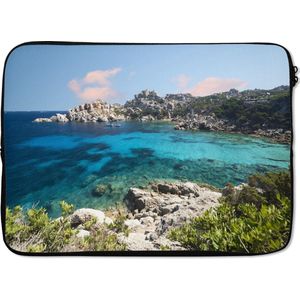 Laptophoes 14 inch 36x26 cm - Sardinië - Macbook & Laptop sleeve De kustlijn met helder turquoise water - Laptop hoes met foto