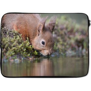 Laptophoes 14 inch 36x26 cm - Drinkende Dieren - Macbook & Laptop sleeve Drinkende rode eekhoorn - Laptop hoes met foto